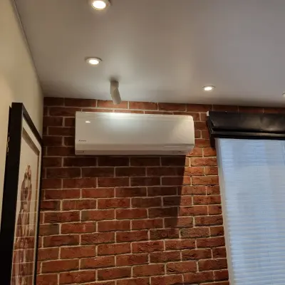 Настенный кондиционер Daikin на кирпичной стене