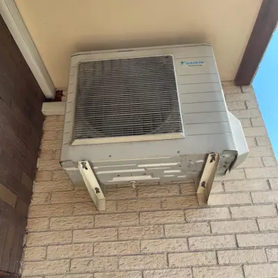 Наружный блок кондиционера Daikin на фасаде здания
