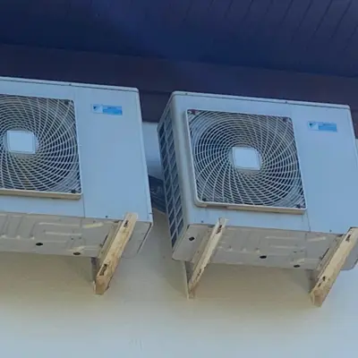 Наружные блоки кондиционеров Daikin на фасаде дома