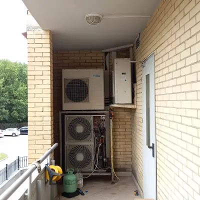 Наружные блоки кондиционеров Daikin на балконе